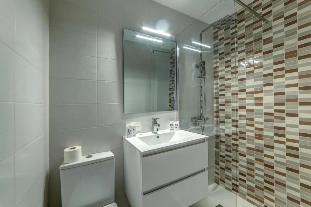 Dreibettzimmer mit Bad — Hostal Lar
