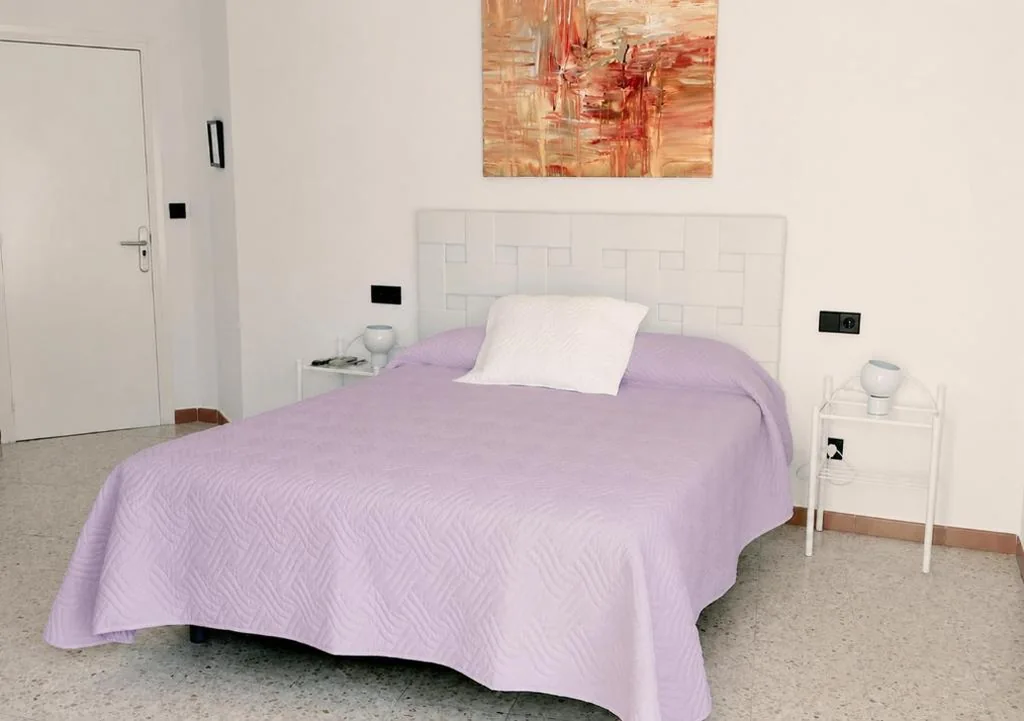 Camera doppia con bagno privato esterno — Hostal Lara