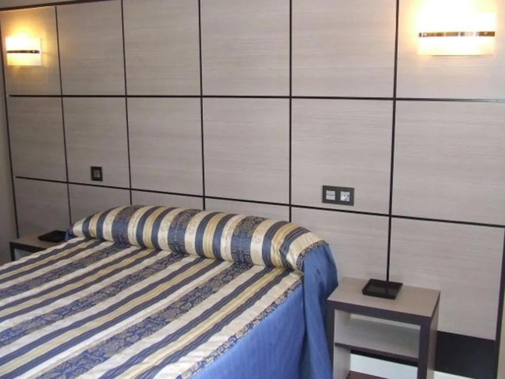 Doppelzimmer mit Zustellbett – 1 oder 2 Betten — Hostal Larios