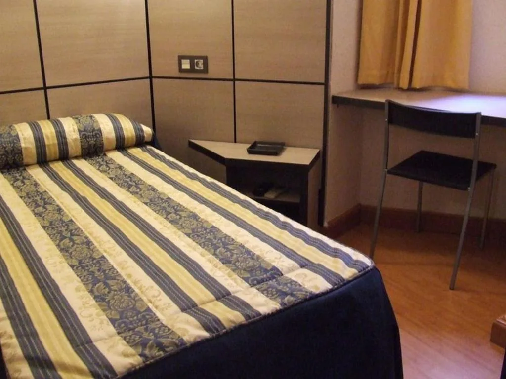 Einzelzimmer mit Gemeinschaftsbad — Hostal Larios
