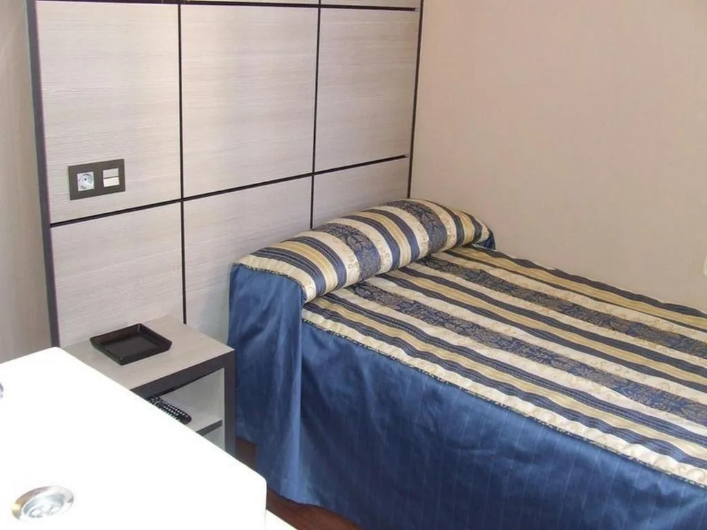 Einzelzimmer — Hostal Larios