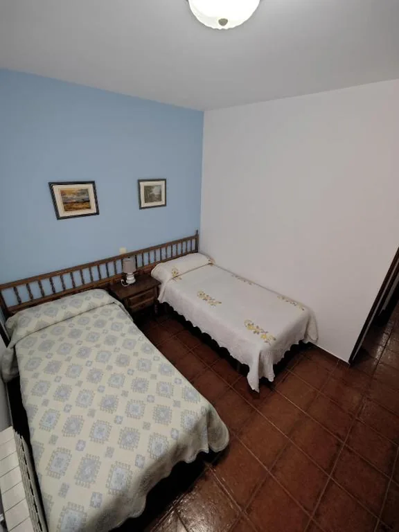 Habitación Doble con baño privado - 2 camas — Hostal las Cantigas