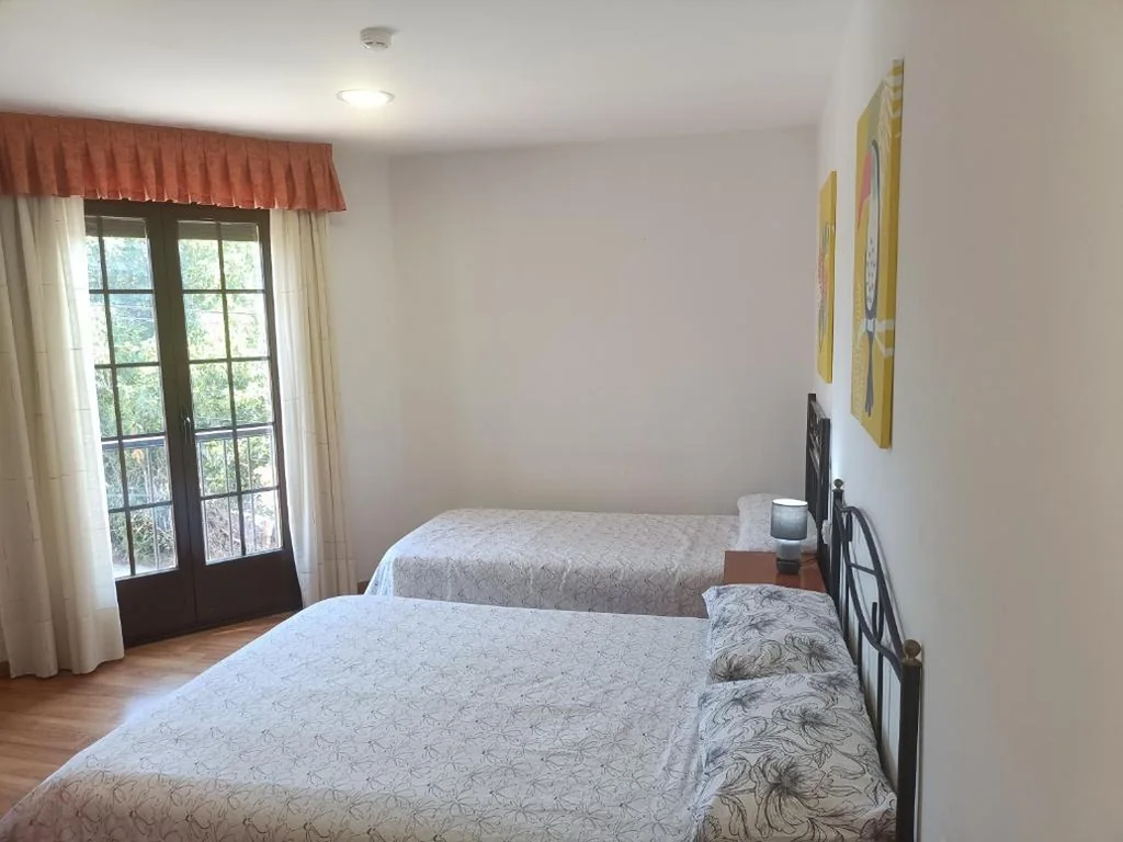 Habitación Triple con balcón — Hostal Las Eras-Grupo Rosa Azul