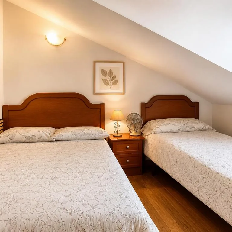 Habitación Triple — Hostal Las Eras-Grupo Rosa Azul