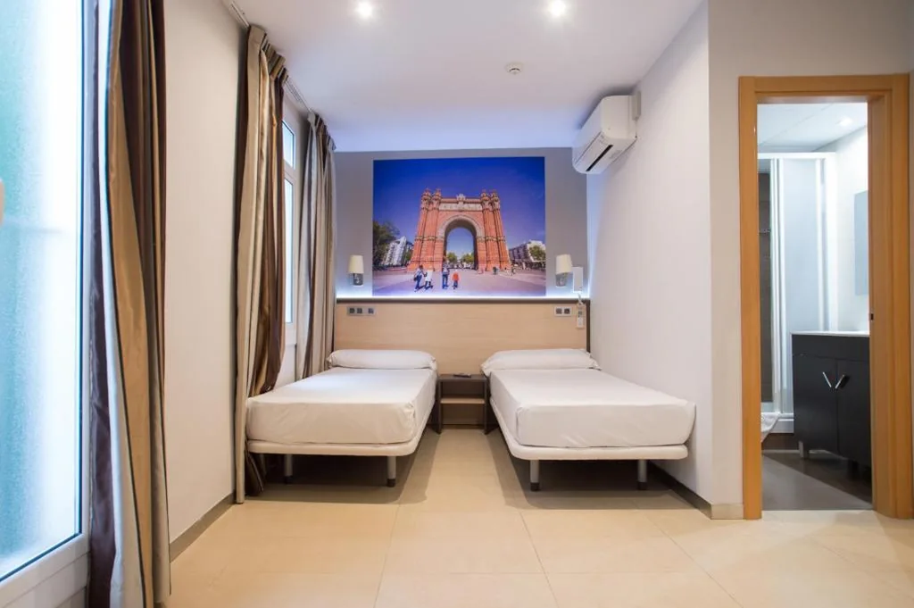 Habitación Doble con cama supletoria - 1 o 2 camas — Hostal Las Flores Ramblas