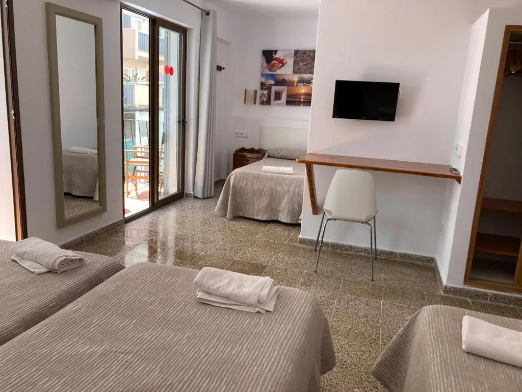 Quarto Quádruplo com casa de banho privativa — Hostal Las Nieves