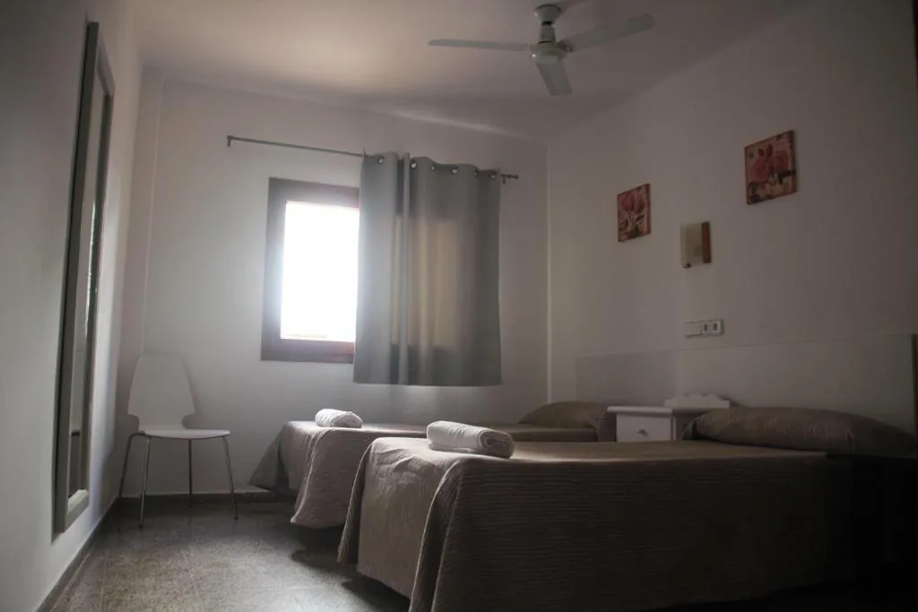 Quarto Duplo com casa de banho partilhada - 2 camas — Hostal Las Nieves