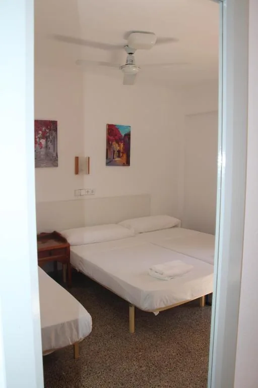 Quarto Triplo (3 adultos) — Hostal Las Nieves
