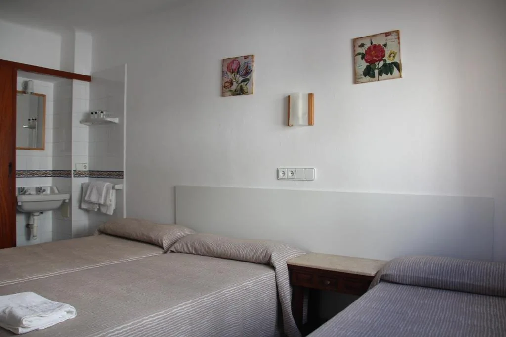 Quarto Triplo com casa de banho partilhada — Hostal Las Nieves
