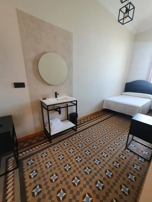 Camera doppia con bagno in comune — Hostal Lausanne