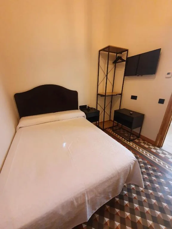 Camera singola Standard con bagno in comune — Hostal Lausanne