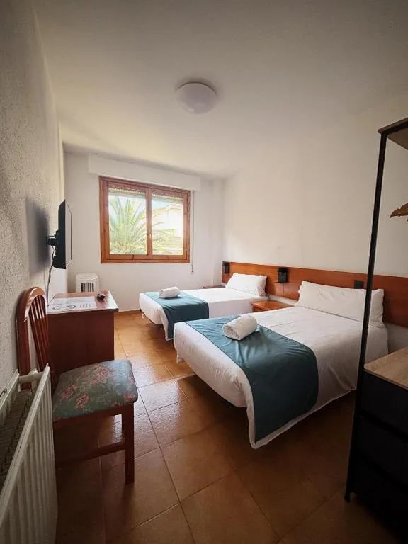 Habitación Doble Básica - 2 camas — Hostal Legaz
