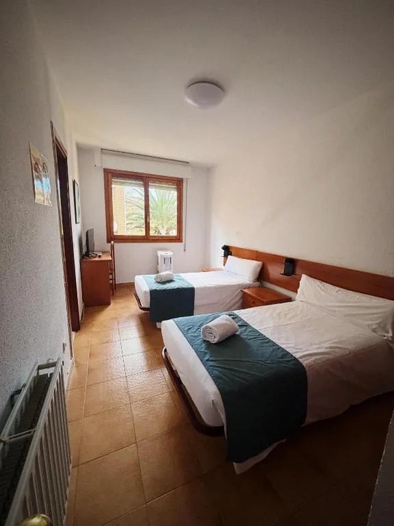 Habitación Doble Estándar - 2 camas — Hostal Legaz