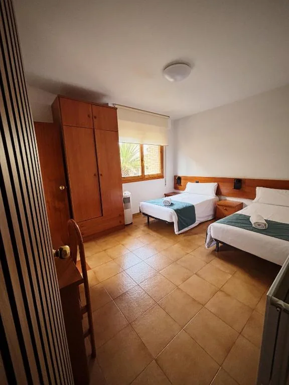 Habitación Doble Estándar - 2 camas — Hostal Legaz
