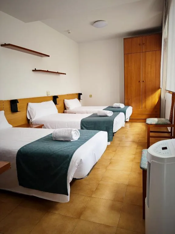 Habitación Triple — Hostal Legaz