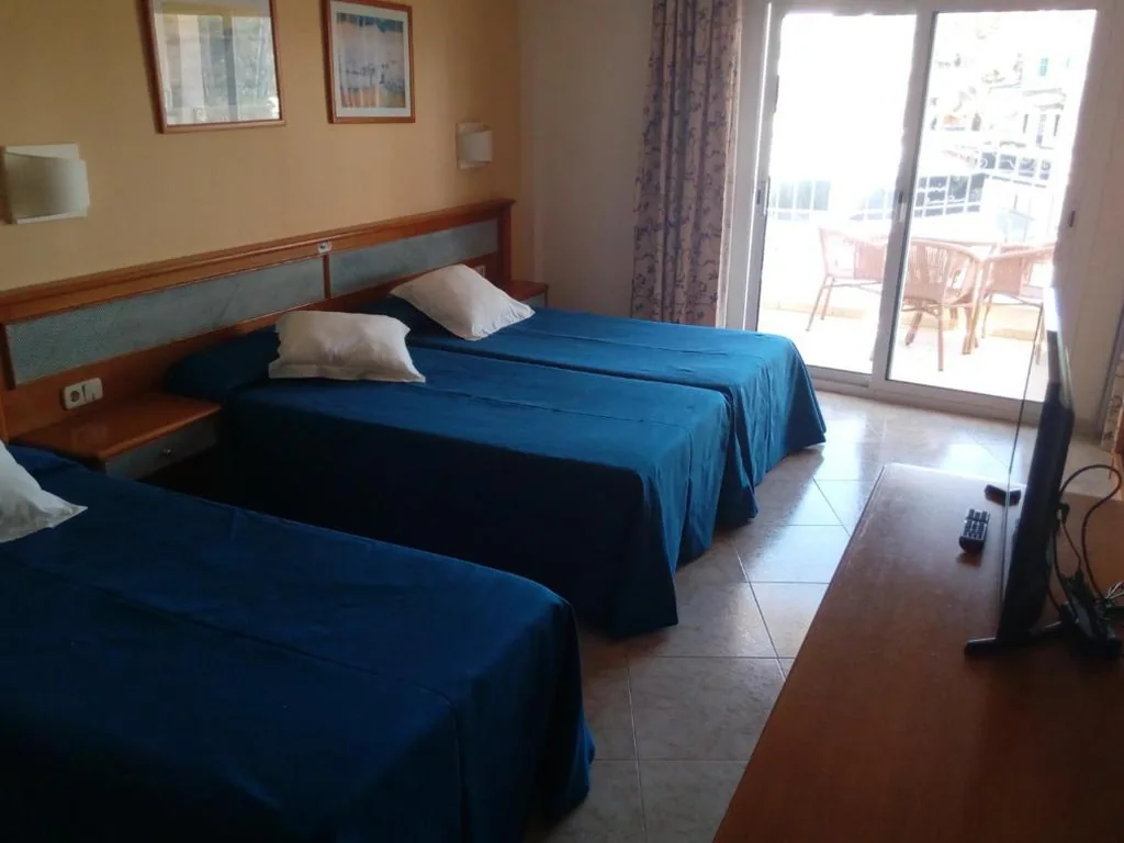 Chambre Double avec lit d'appoint (2 adultes + 1 enfant) — Hostal Leo d'Or