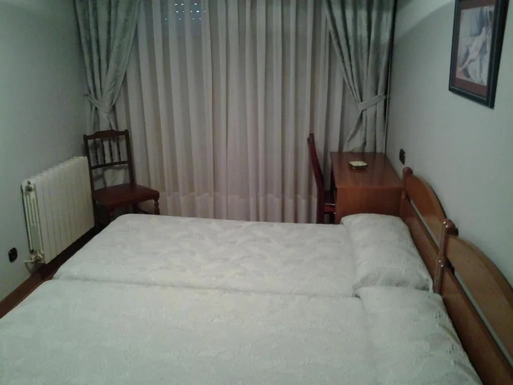 Quarto Duplo - 2 camas — Hostal Les Bedules