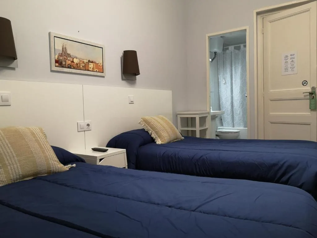 Quarto com vista para a cidade - 2 camas — Hostal Lesseps