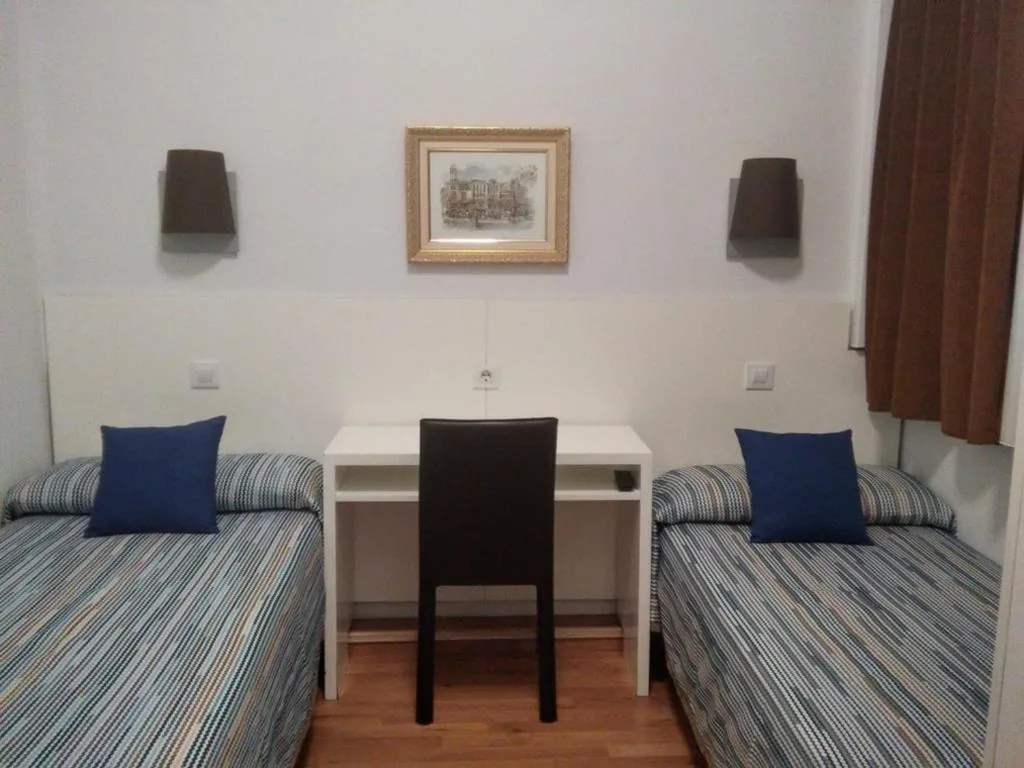 Quarto Duplo Pequeno - 2 camas — Hostal Lesseps