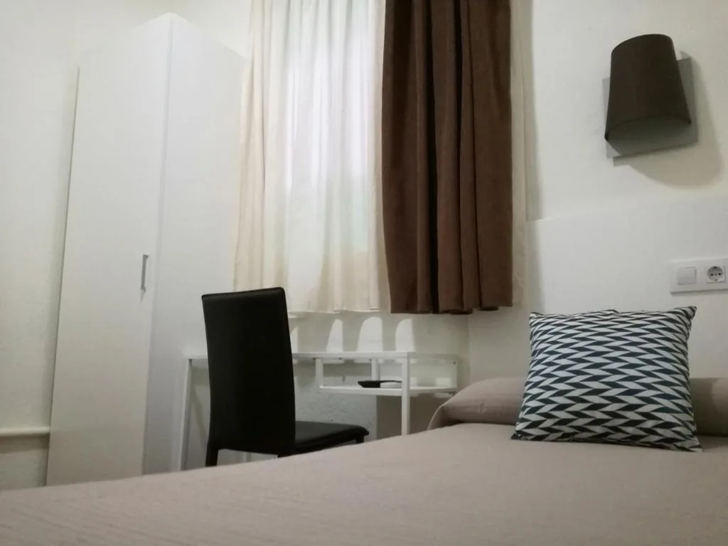 Quarto Individual com casa de banho partilhada — Hostal Lesseps