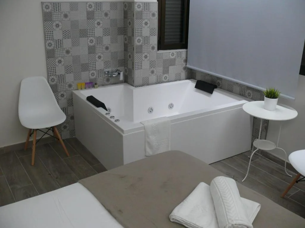 Doppelzimmer mit Whirlpool — HOSTAL LETTO DAL MARE