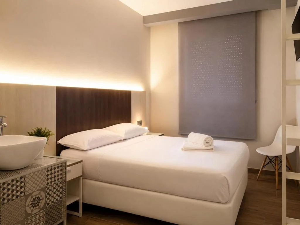 Doppelzimmer mit eigenem Bad — HOSTAL LETTO DAL MARE