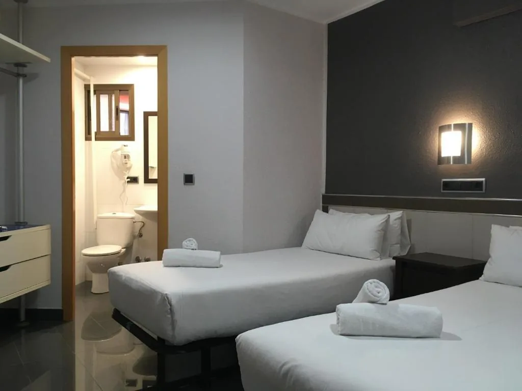 Doppelzimmer mit eigenem Bad – 2 Betten — Hostal Levante Barcelona