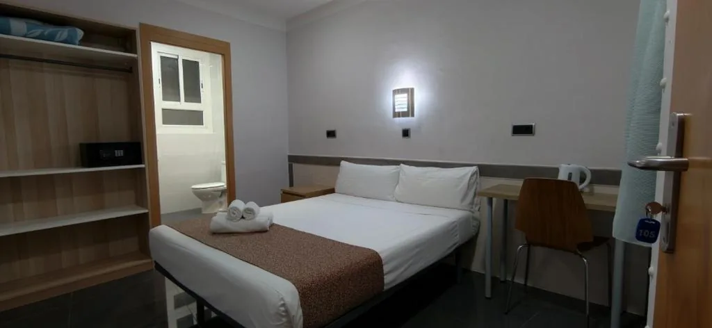 Doppelzimmer mit eigenem Bad — Hostal Levante Barcelona