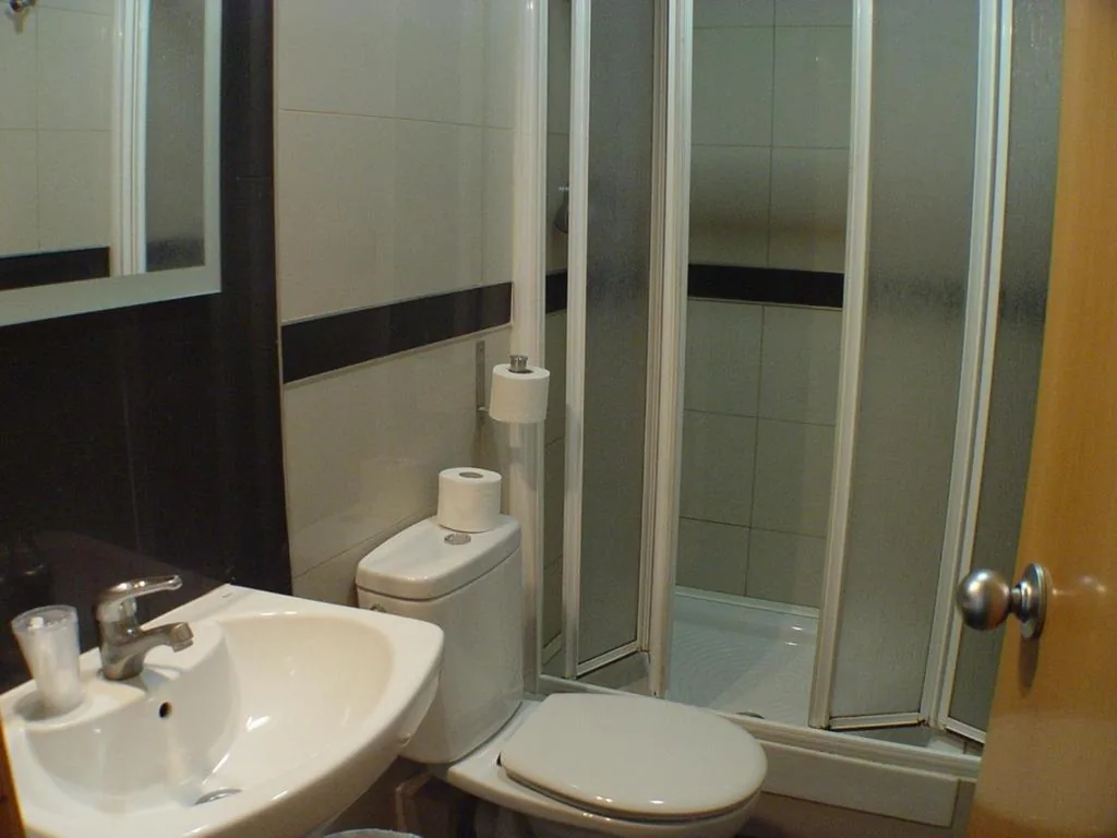 Dreibettzimmer mit eigenem Bad — Hostal Levante Barcelona