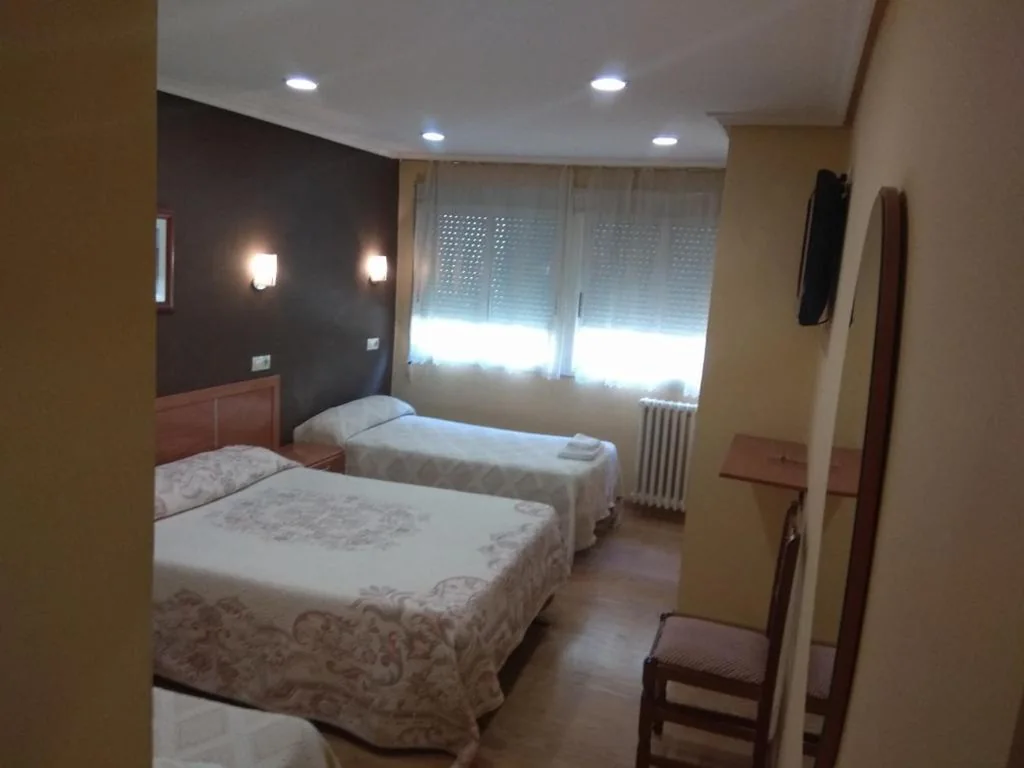 Camera doppia economica - 2 letti — Hostal Lido