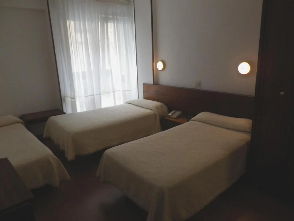 Camera doppia con letto supplementare — Hostal Liebana