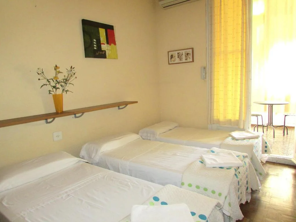 テラス付きトリプルルーム — Hostal Lima