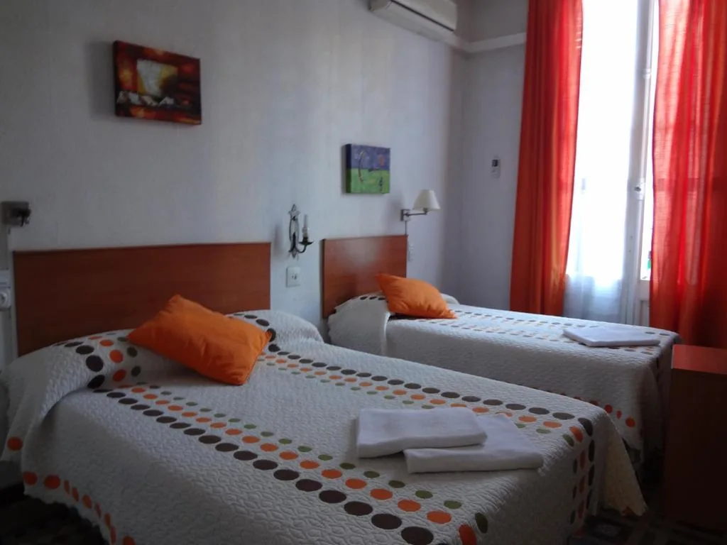 トリプルルーム — Hostal Lima