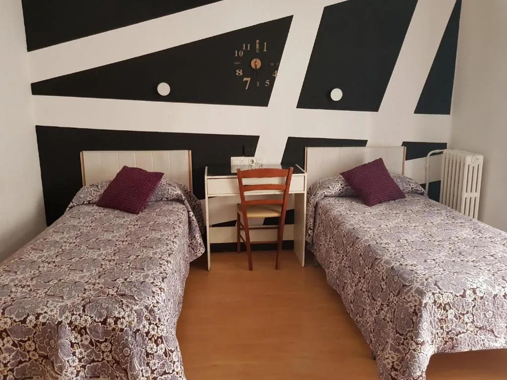 Tweepersoonskamer met balkon - 2 bedden — Hostal Lima