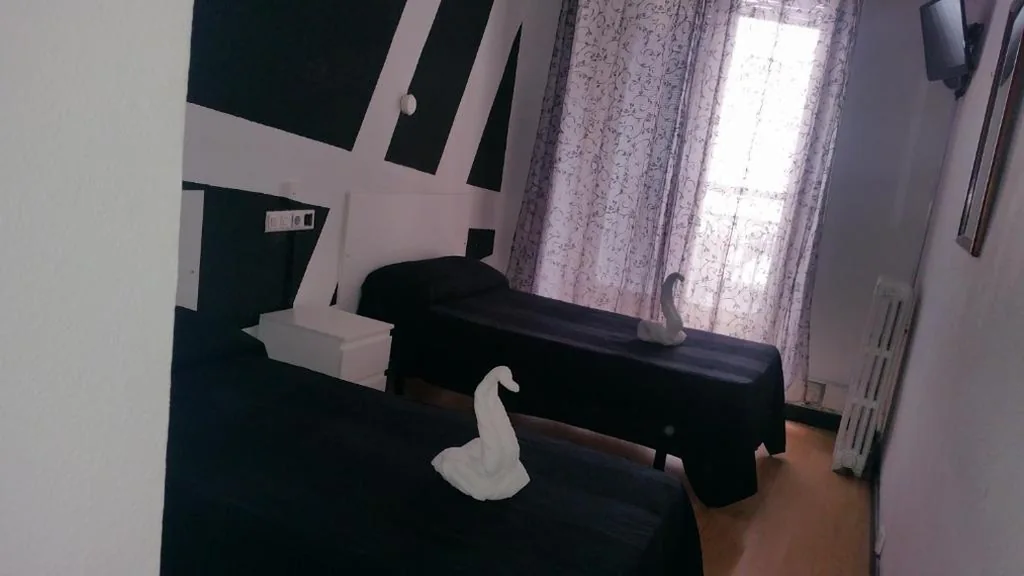 Tweepersoonskamer met balkon - 2 bedden — Hostal Lima