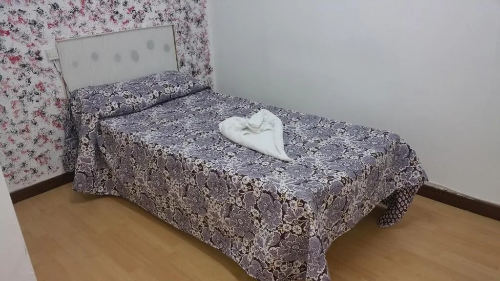 Tweepersoonskamer met balkon en extra bed - 2 bedden — Hostal Lima