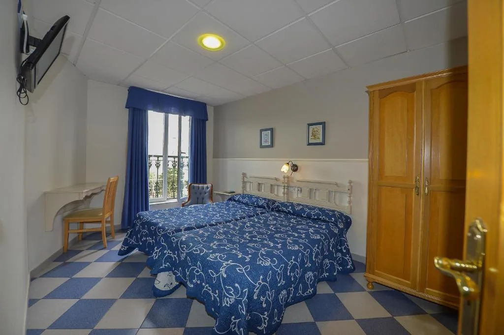 Chambre Double - 2 lits — Hostal Linares