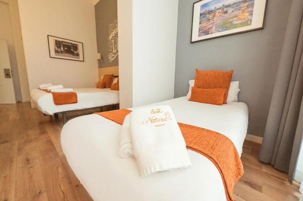 Superior-Doppelzimmer mit Terrasse – 1 oder 2 Betten — Hostal Live Natura Barcelona