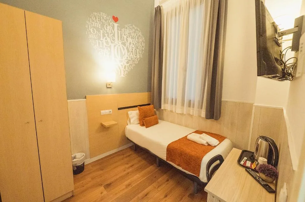 Einzelzimmer — Hostal Live Natura Barcelona