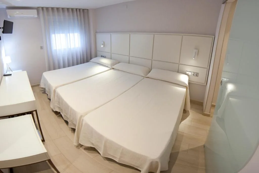 Camera tripla Confort — Hostal Loimar