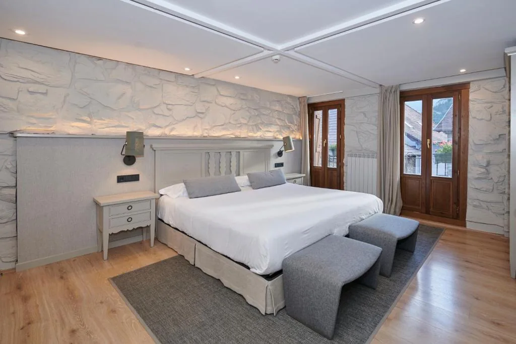Kamer met extra groot tweepersoonsbed en balkon — Hostal Lola