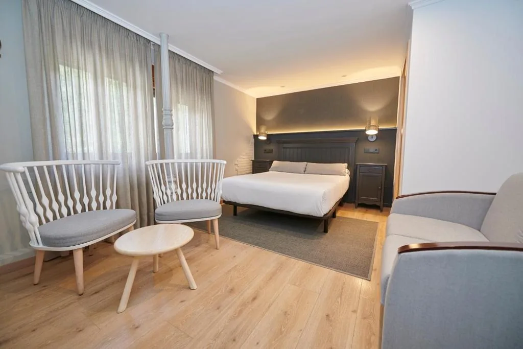 Kamer met groot tweepersoonsbed — Hostal Lola