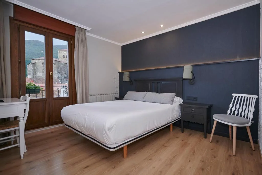 Tweepersoonskamer met balkon — Hostal Lola