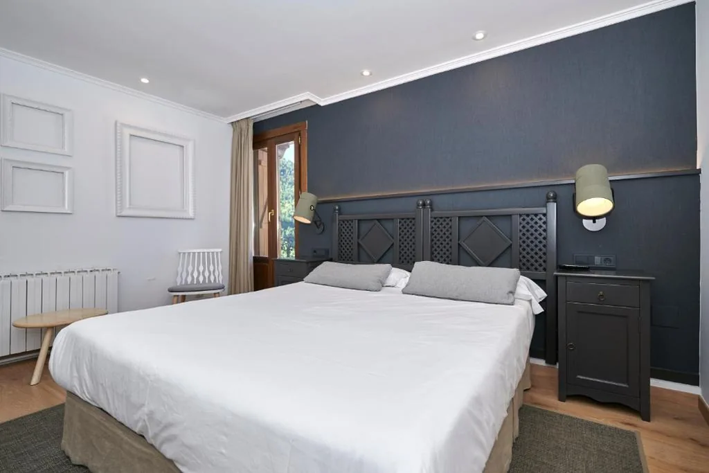Deluxe tweepersoonskamer met balkon — Hostal Lola