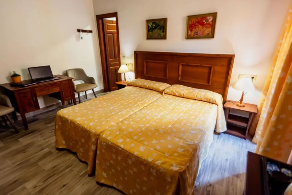 Camera Matrimoniale con 2 letti — Hostal Loreto
