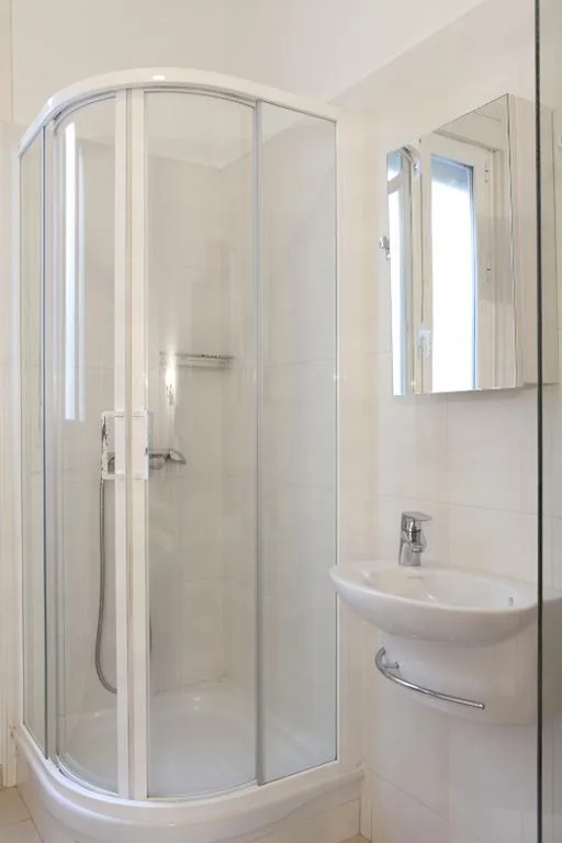 共用トイレ付きシングルルーム — Hostal Los Alpes