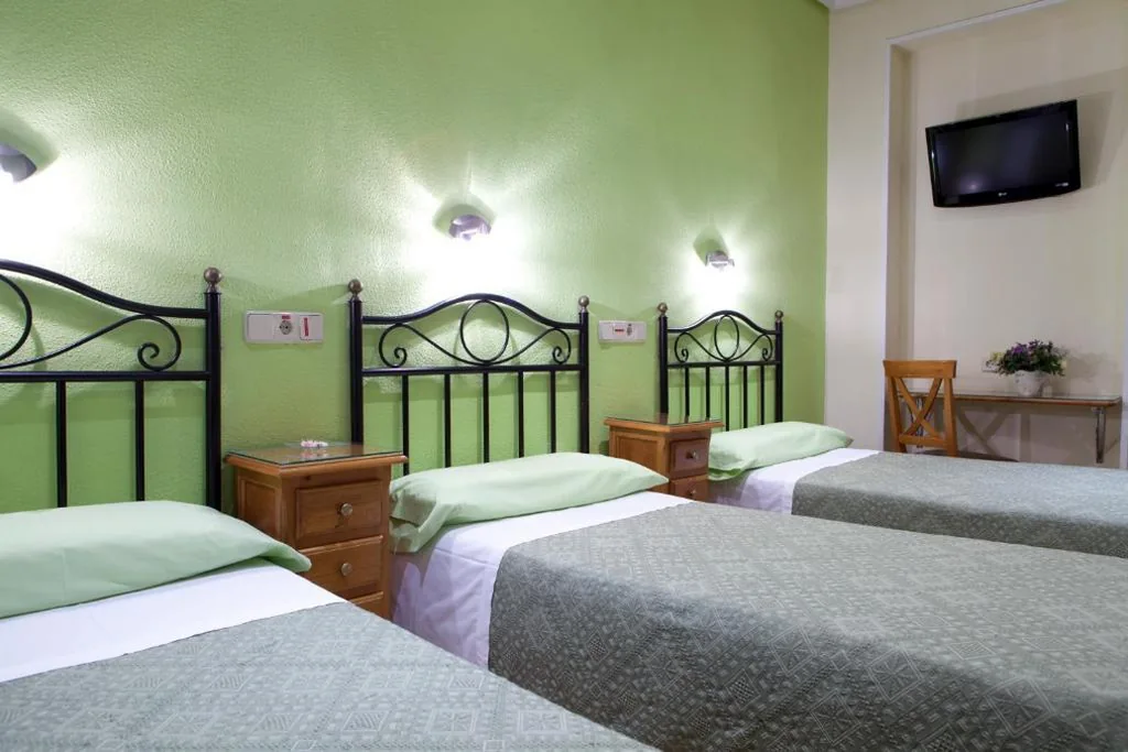 トリプルルーム — Hostal Los Alpes
