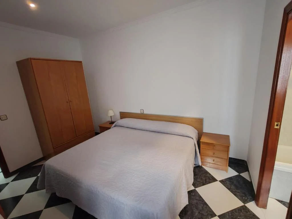 Habitación con cama grande — Hostal Los Amigos