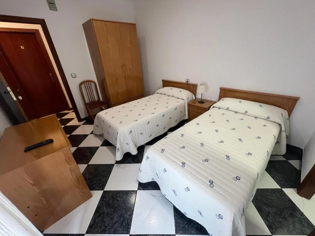 Habitación Doble - 2 camas — Hostal Los Amigos