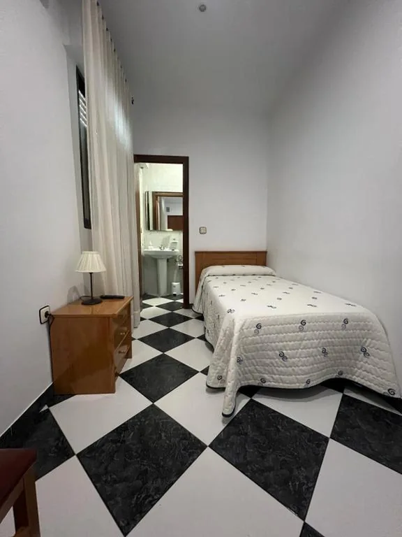 Habitación Individual con baño privado — Hostal Los Amigos